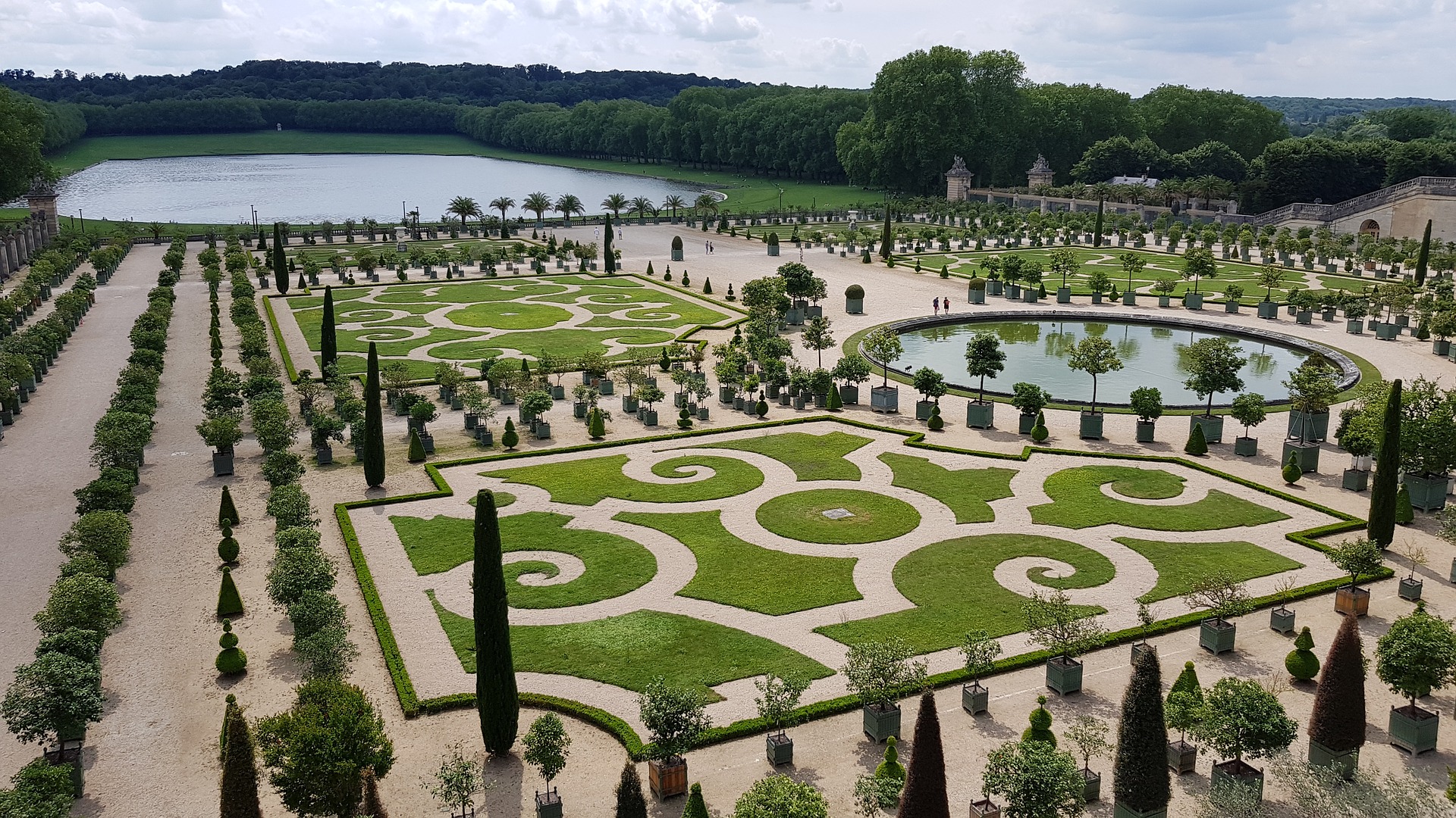 The Palace of Versailles was the principal residence of the French kings from the time of Louis XIV to Louis XVI.