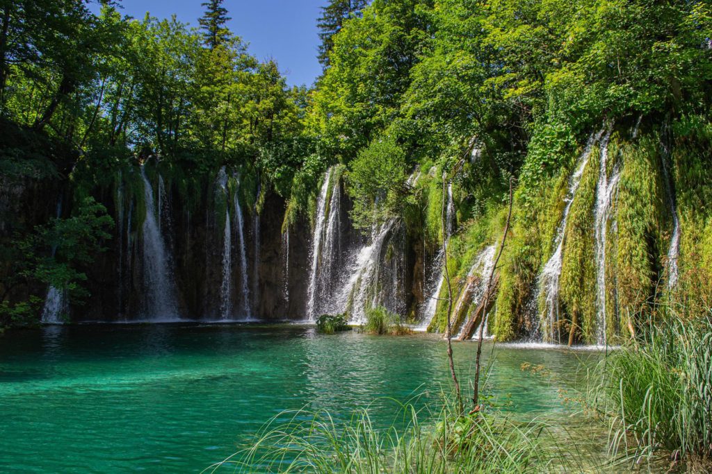 The waters flowing over the limestone and chalk have, over thousands of years, deposited travertine barriers, creating natural dams which in turn have created a series of beautiful lakes, caves and waterfalls.